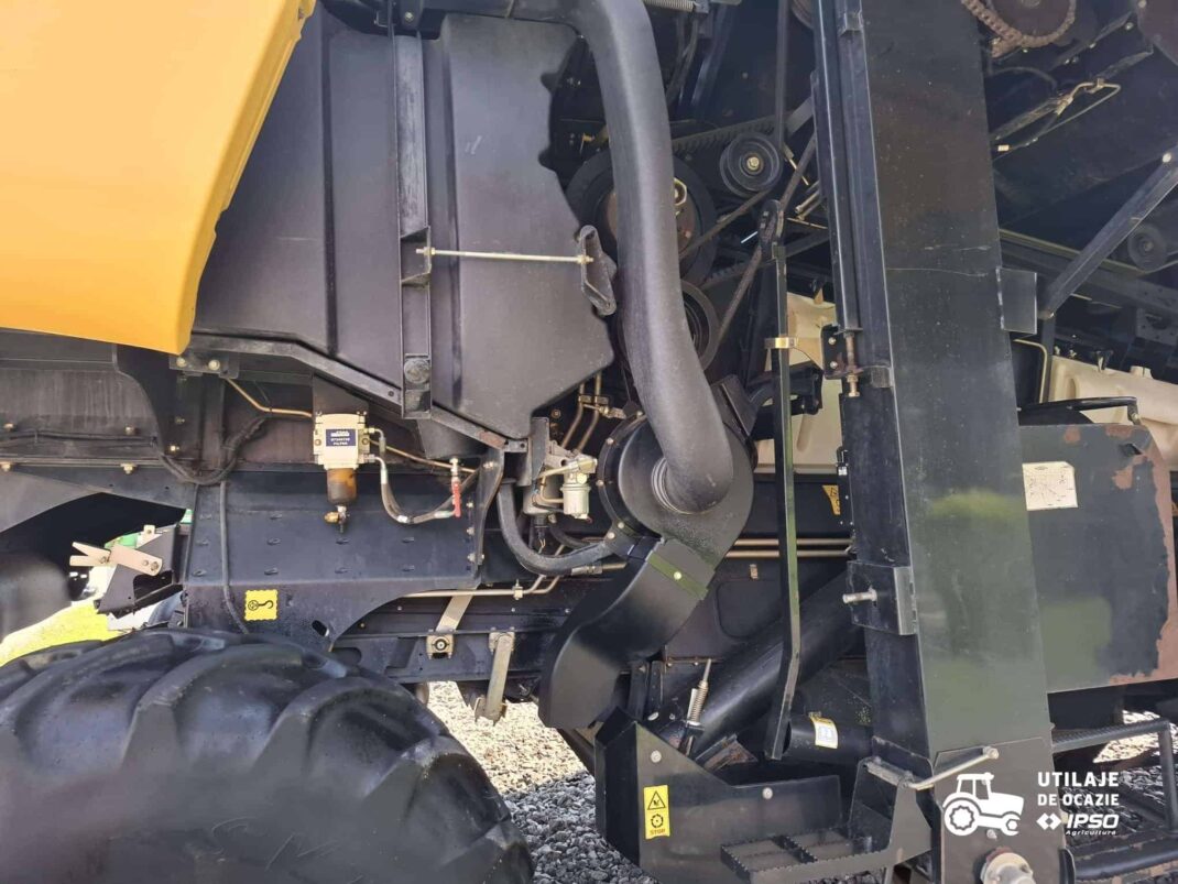 Combina New Holland model CR8070 + Header paioase
