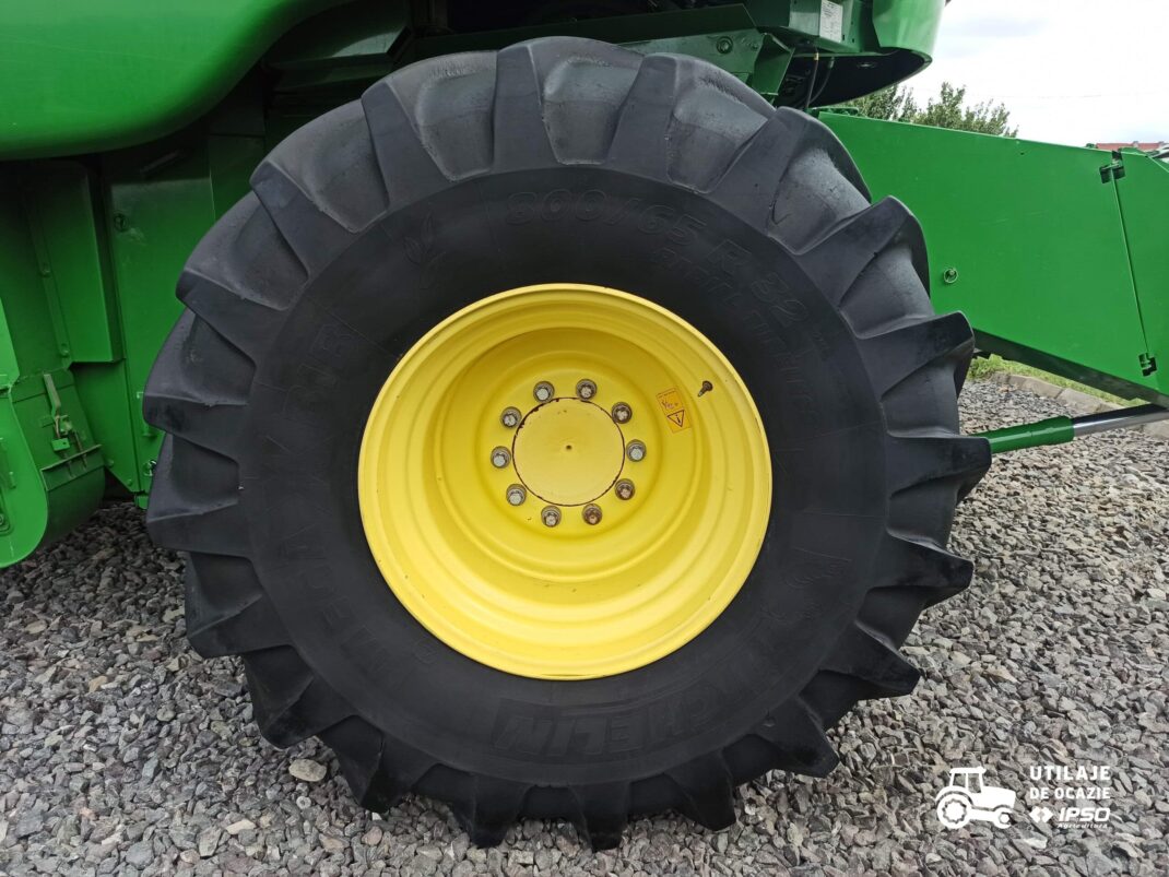 John Deere W660 + Header paioase