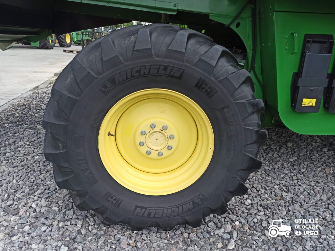 John Deere W660 + Header paioase