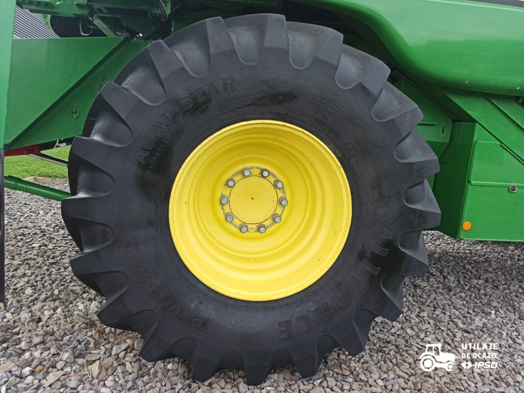 John Deere W540 + Header paioase