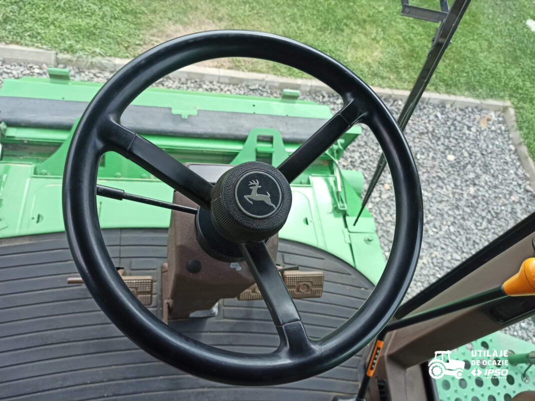 John Deere W660 + Header paioase