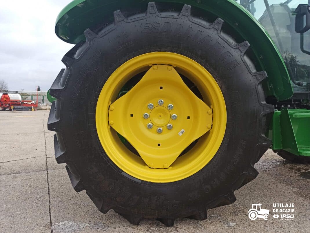 John Deere 5075E