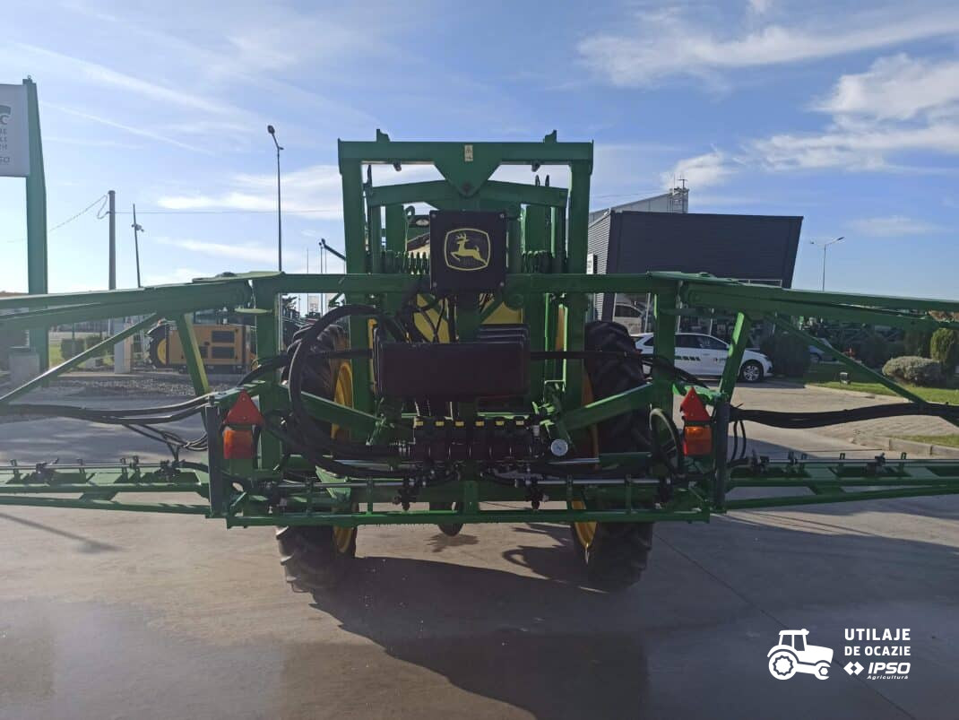 Sprayer tractat John Deere 732
