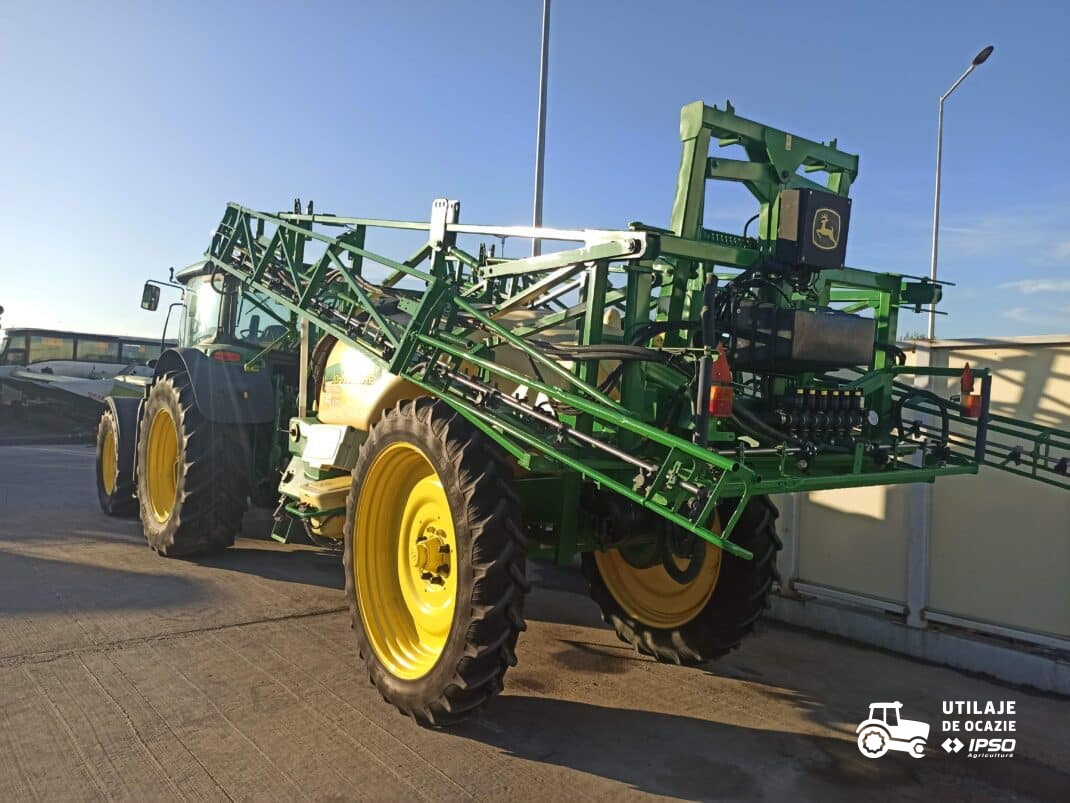 Sprayer tractat John Deere 732
