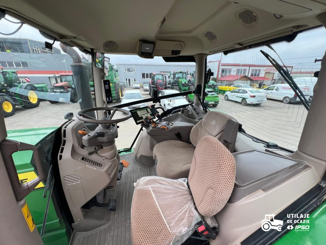 Tractor John Deere model  6R 215