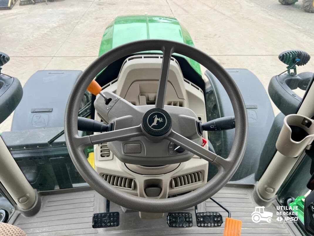 Tractor John Deere model  6R 215