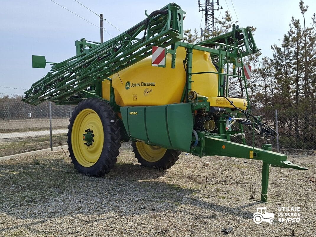 Sprayer tractat John Deere M740