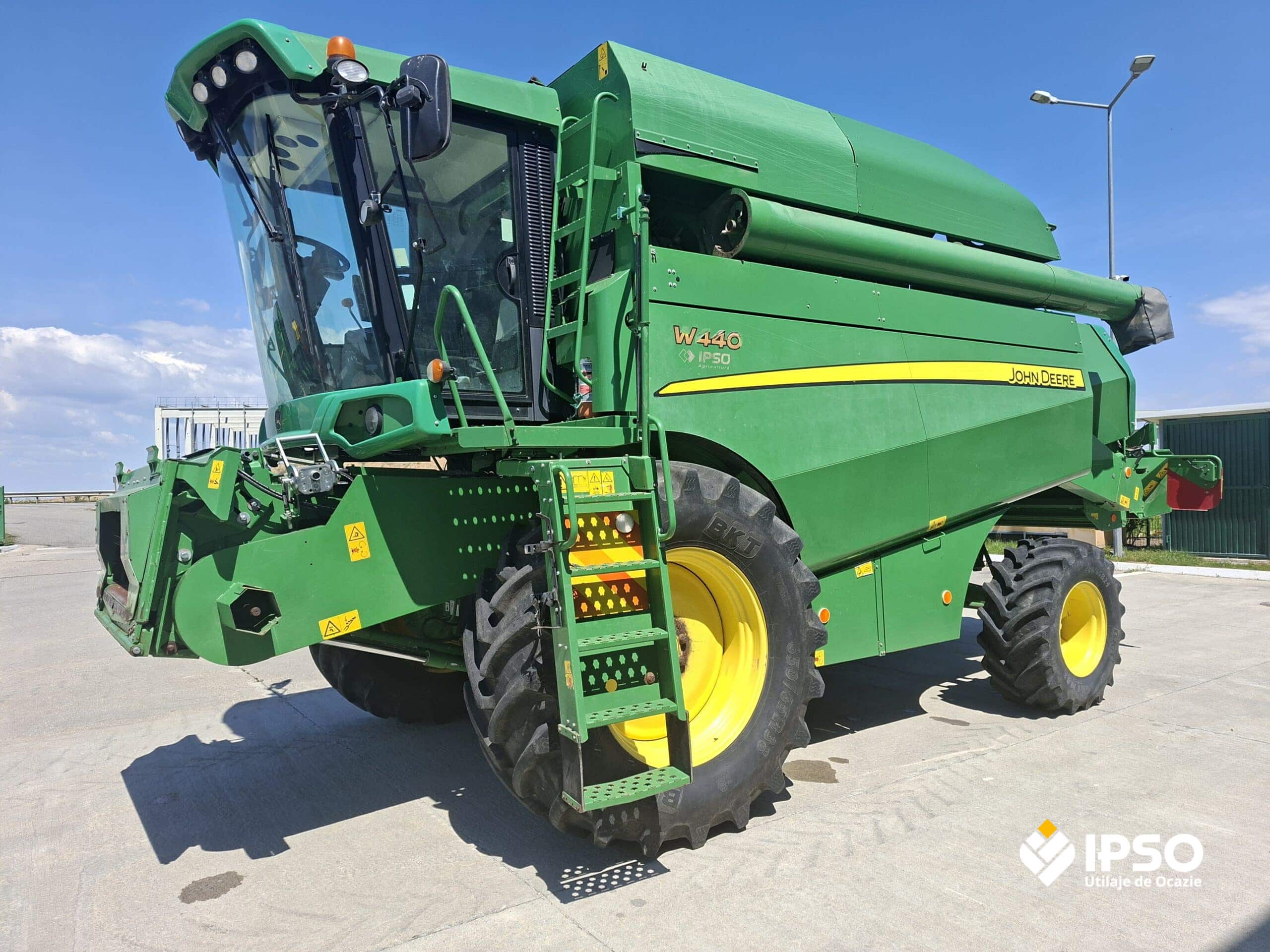 John Deere W440 + Header paioase
