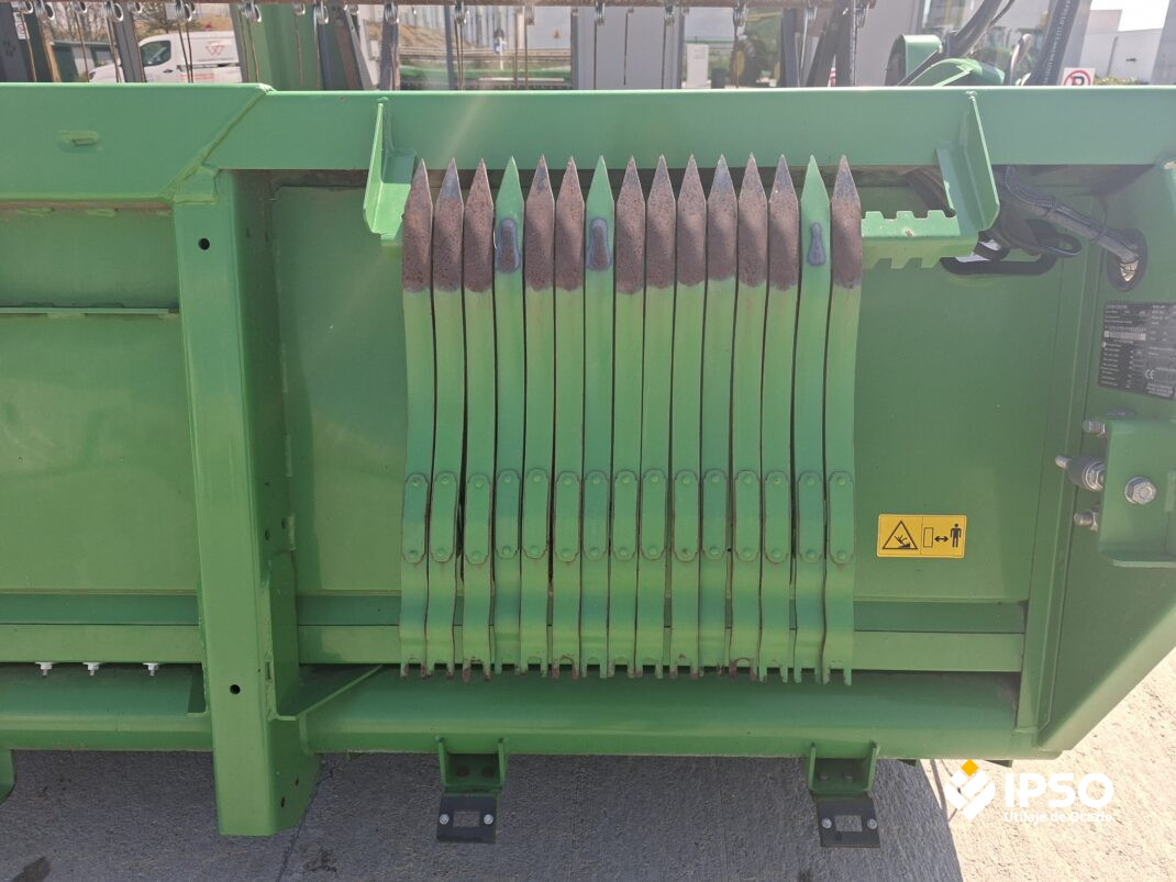 John Deere W440 + Header paioase