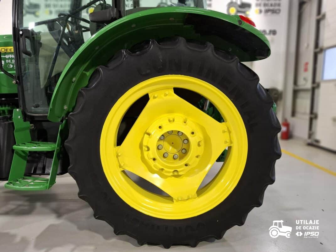 John Deere 5105M
