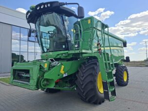 John Deere T550 + Header paioase