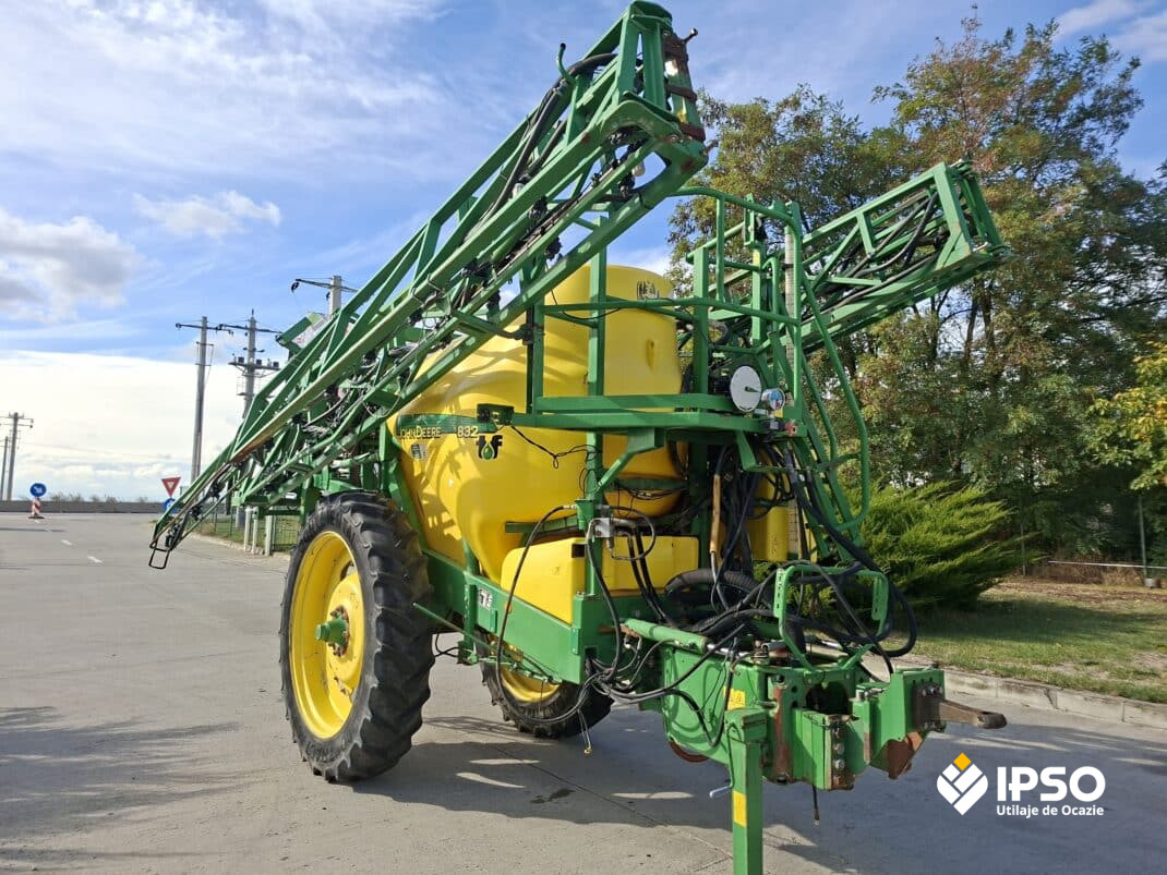 Sprayer tractat John Deere 832