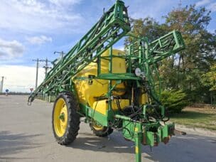Sprayer tractat John Deere 832